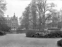 42631 Gezicht in het park Nieuweroord te Utrecht, uit het zuidwesten, met links een deel van het 2e Administratiegebouw ...